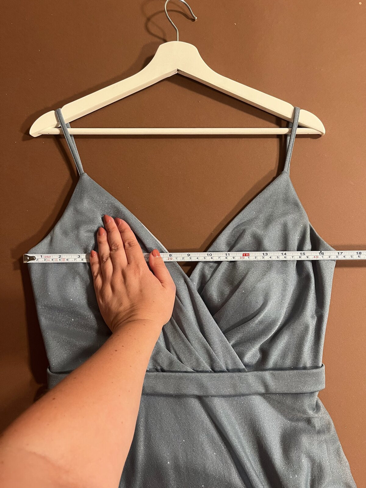 051 Dusty Blue Glitterjurk met Wikkeleffect – Jake's Cocktail