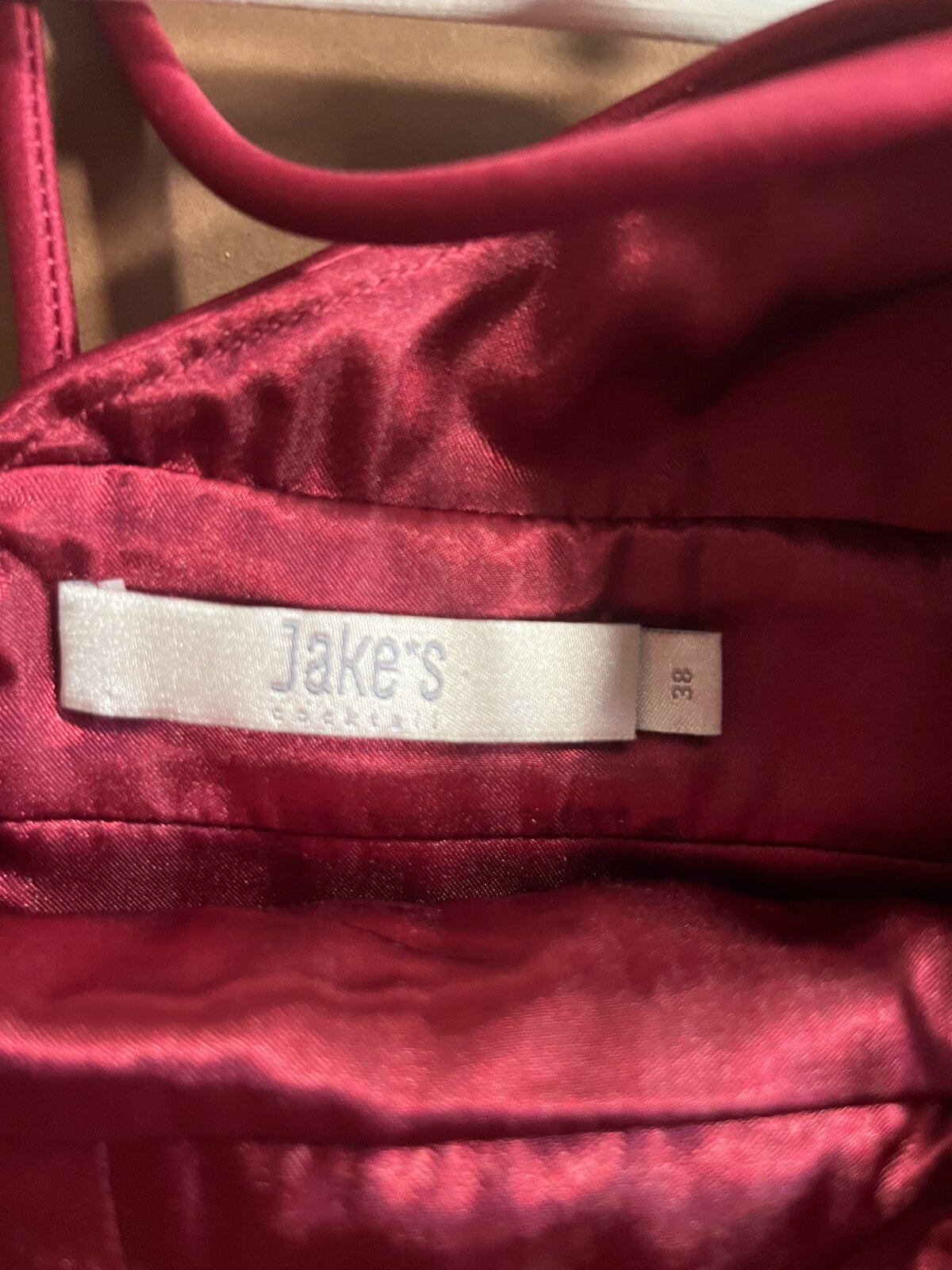 062 Bessenrode Satijnen Jurk met Asymmetrische Zoom – Jake's Cocktail