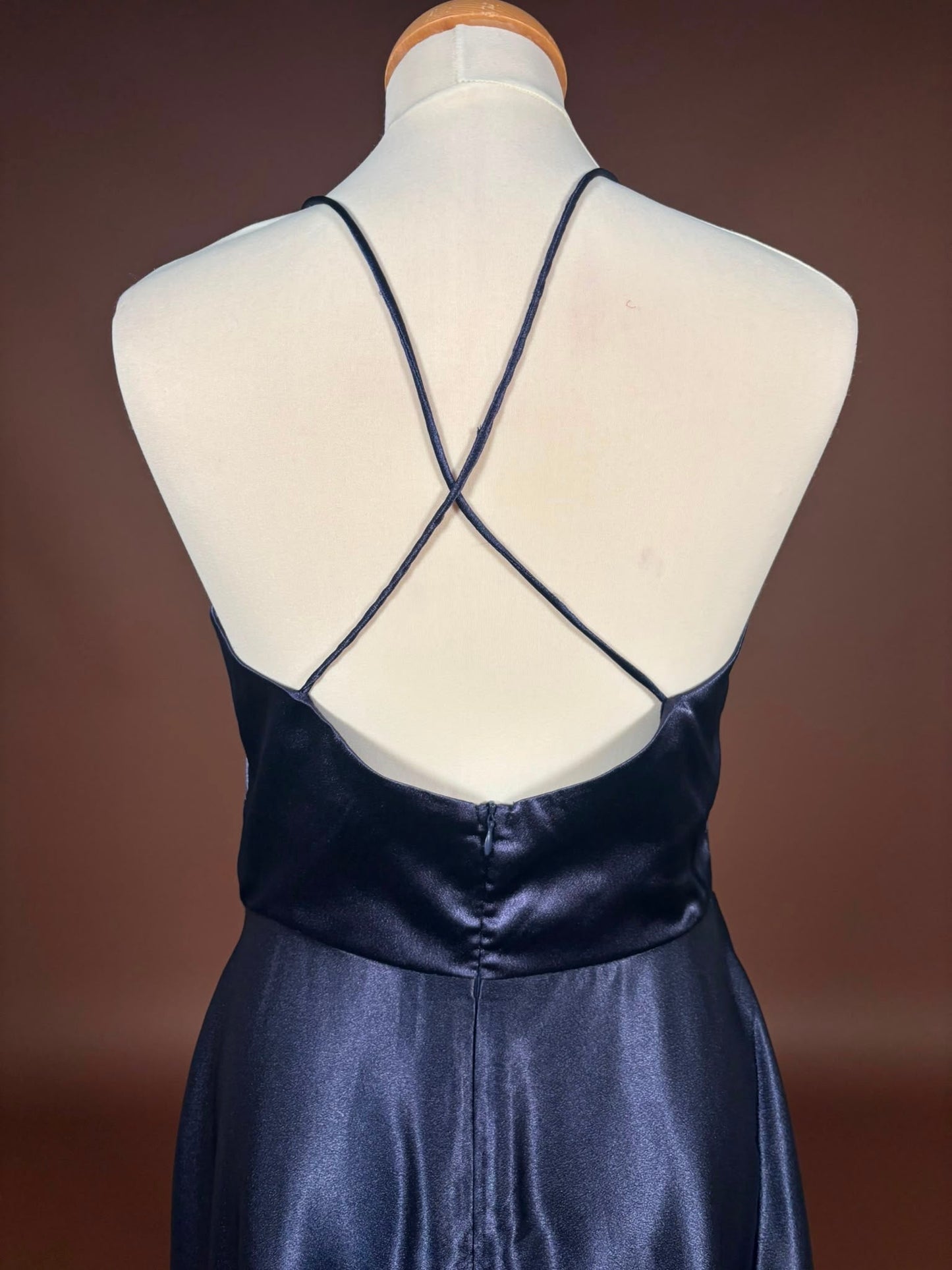 007 Marineblauwe Satijnen Galajurk met Plunge V-hals – Eva & Lola