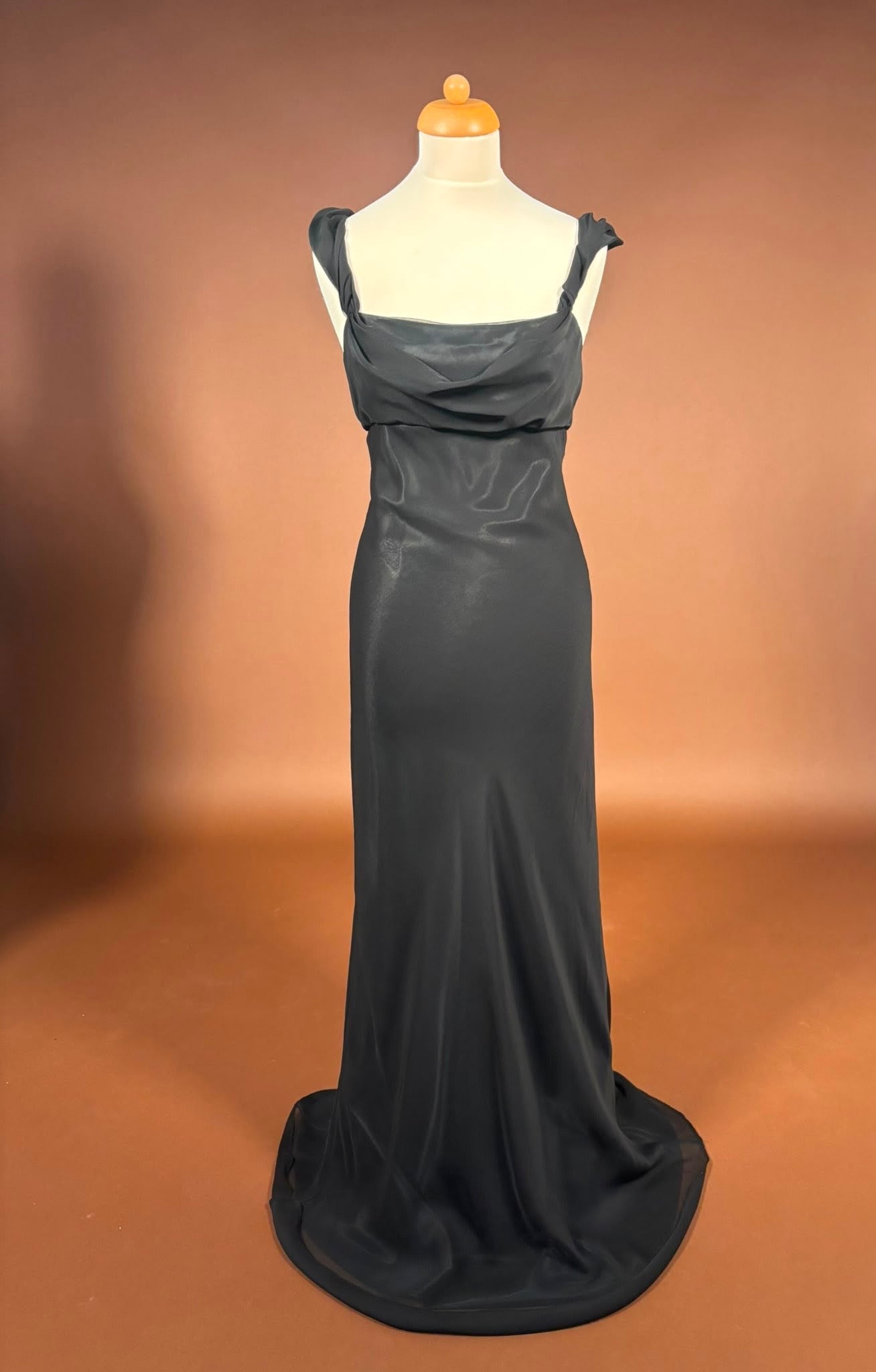 006 Zwarte Satijnen Avondjurk met Drapering – ONLY