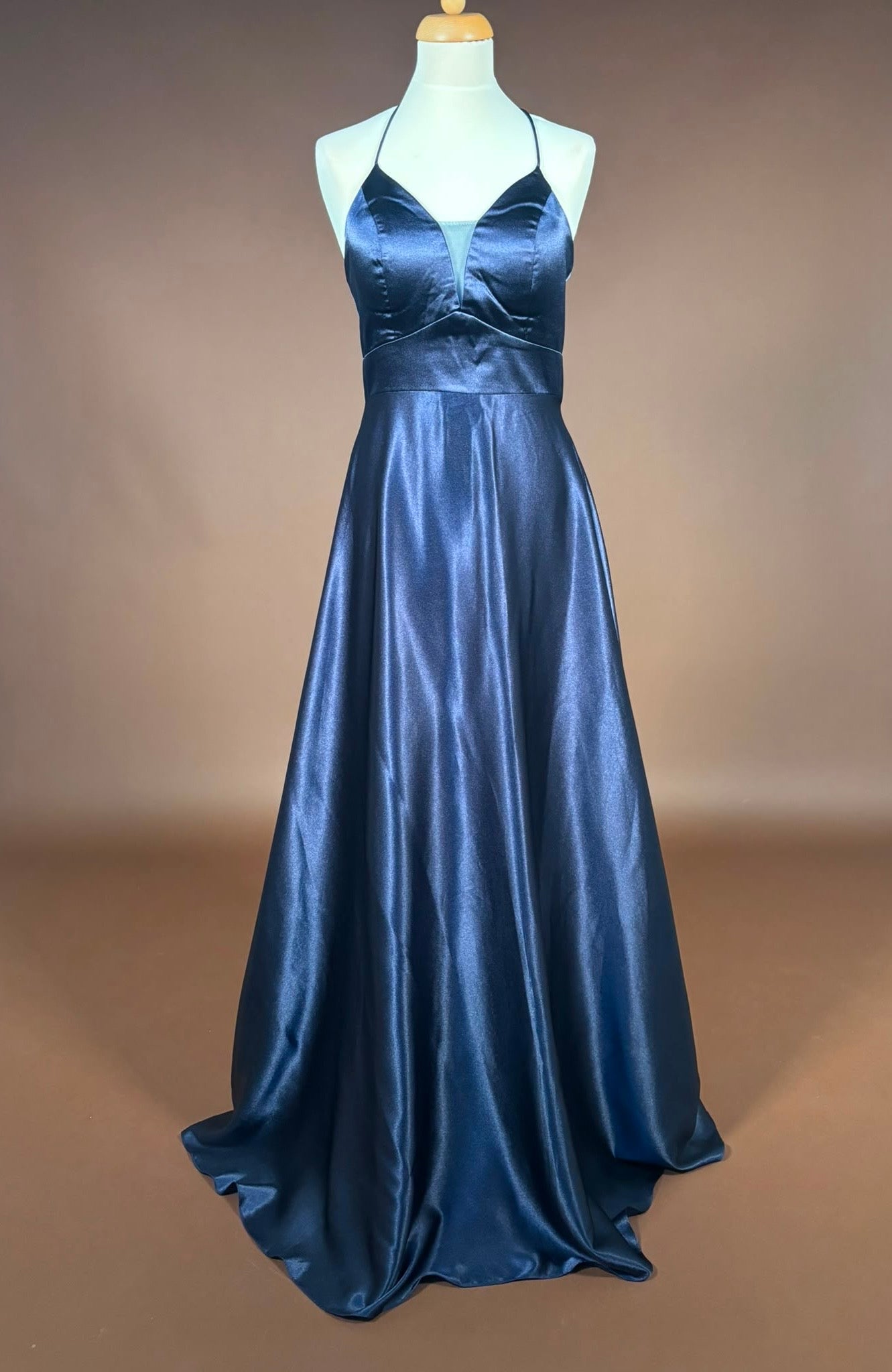 007 Marineblauwe Satijnen Galajurk met Plunge V-hals – Eva & Lola